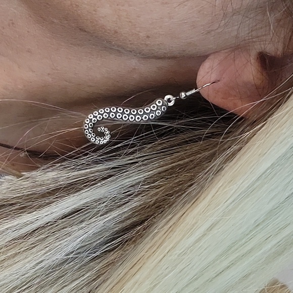 🔥LAST PAIR🔥 Octopus Tentacle Earrings - Picture 1 of 7